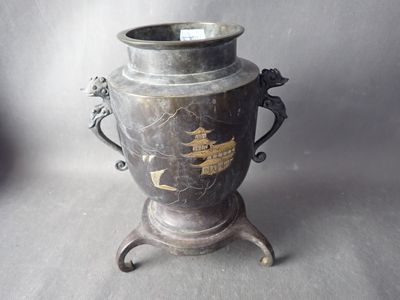 un vase en argent orné d'un motif doré