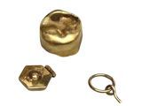 deux pièces d'or sont posées l'une à côté de l'autre sur une surface blanche