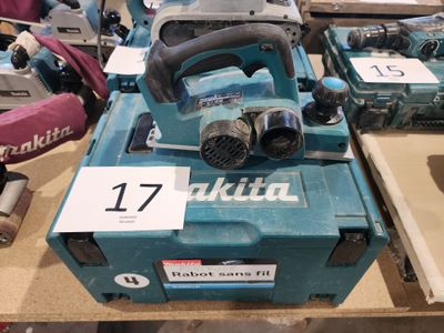 Plusieurs outils Makita sont exposés dans un magasin