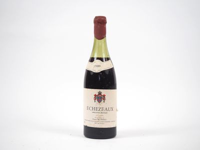 gros plan d'une bouteille de vin sur une surface blanche