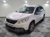 la voiture blanche est garée dans le garage sur le sol en damier