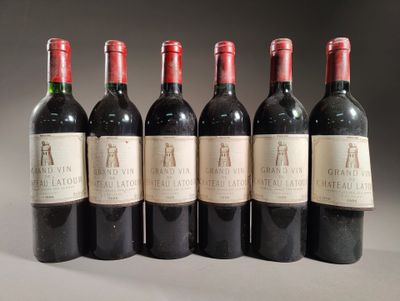 six bouteilles de vin sont alignées sur une table
