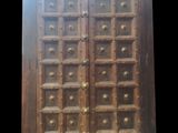 une grande porte en bois comportant de nombreux tiroirs à l'intérieur