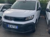 deux camionnettes blanches garées l'une à côté de l'autre dans un parking