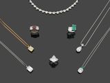 une collection de bijoux comprenant un collier, un bracelet et une bague