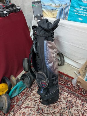 une image représentant un sac de voyage et un scooter