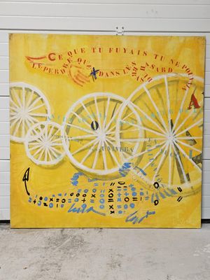 une peinture accrochée au mur d'un immeuble, sur laquelle figure une horloge