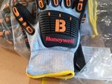 une boîte sur laquelle est posée une paire de gants de travail
