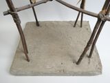 un oiseau qui est assis sur le dessus d'une table