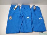 un gros plan sur un pantalon bleu orné d'un écusson sur le côté