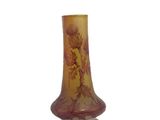 un vase en verre avec un motif floral