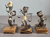 trois figurines posées sur une table
