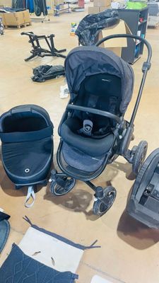 une poussette et un siège auto pour bébé posés par terre