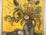 un tableau représentant des fleurs dans un vase et un coquillage posé sur une table