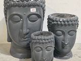 trois vases conçus pour ressembler à des têtes de Bouddha