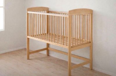 un lit d'enfant dans un coin d'une pièce avec une fenêtre