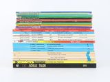 plusieurs livres empilés sur une table