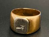 une image représentant une bague en or sur laquelle figure une inscription