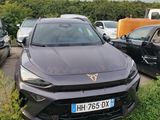 une voiture noire garée dans un parking à côté d'autres voitures