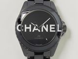 une montre noire sur laquelle est inscrit le mot « Chanel »