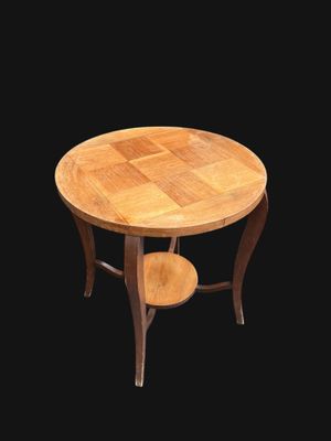 une photo d'une table en bois sur laquelle sont posés deux tabourets
