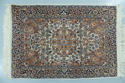 un gros plan d'un tapis à franges