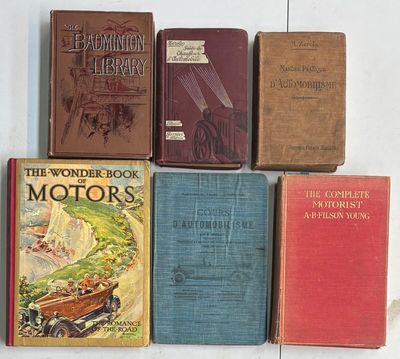 plusieurs vieux livres sont alignés sur une surface blanche