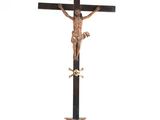 une image représentant un crucifix en bois orné d'un crâne et d'une croix