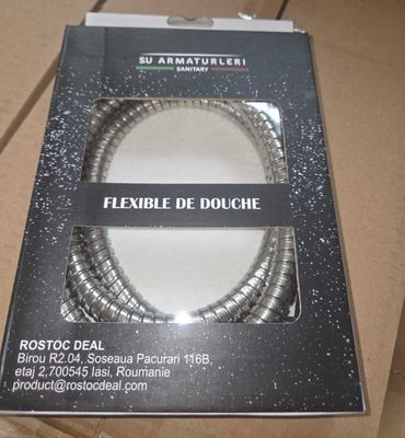 emballage d'une paire de douches souples dans une boîte en carton