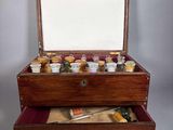 une boîte en bois contenant de petits pots et un miroir