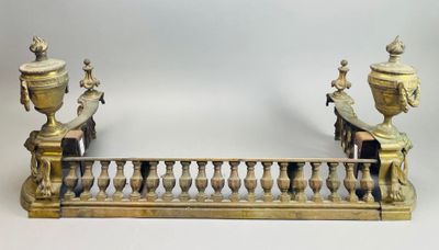 des figurines en laiton représentant des paons et un homme sur un balcon