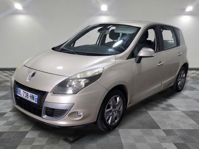 la photo d'une voiture garée dans un garage