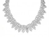 un collier de diamants sur fond blanc
