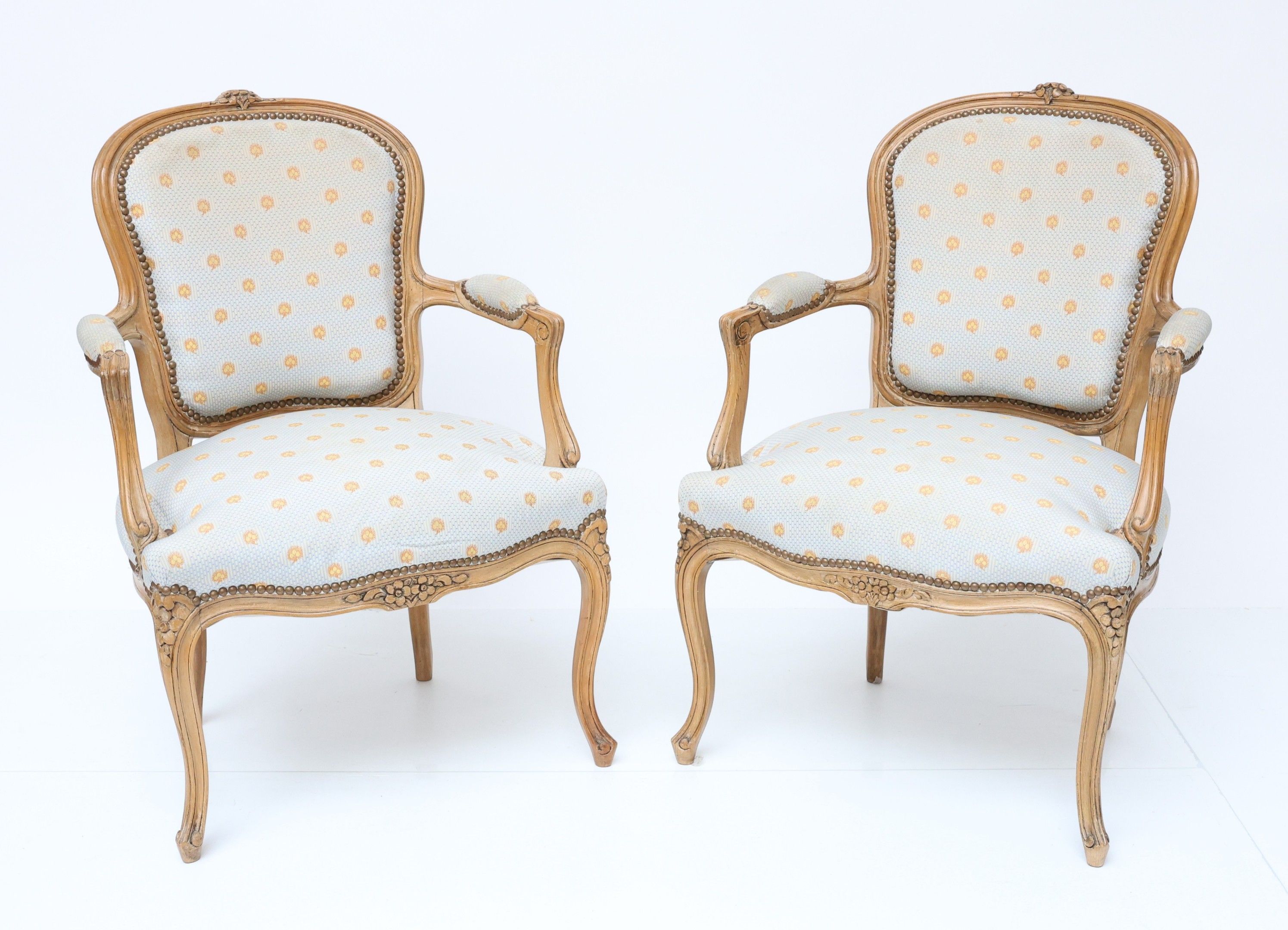 Paire de fauteuils cabriolet en bois naturel, mouluré et scu…