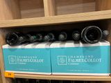 de nombreuses bouteilles de vin sur une étagère dans un magasin
