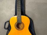 une guitare orange posée sur un étui bleu
