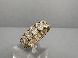 une image représentant une bague en or sertie de cinq diamants