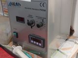 une machine posée sur un comptoir