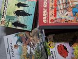 plusieurs livres pour enfants posés les uns sur les autres sur une table