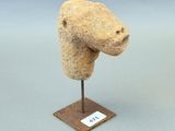 sculpture représentant une tête d'ours sur un socle en bois