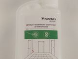 une bouteille de nettoyant pour toilettes posée sur une table blanche