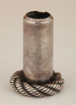 une image représentant un vase en argent entouré d'une corde