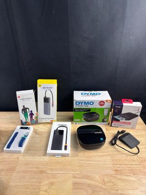 Lot de 4 articles : un fitness tracker, une dymo portable, u…