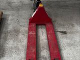 un chariot élévateur qui est garé dans le garage