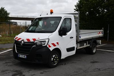 un camion blanc garé dans un parking