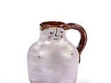 un vase blanc avec une anse marron sur fond blanc