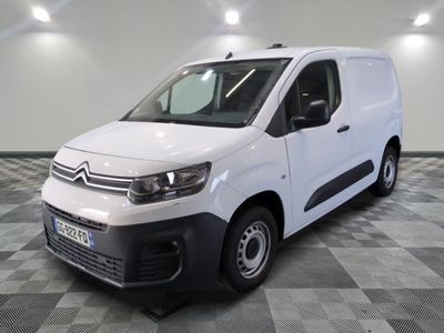 la camionnette blanche est garée sur le sol en damier d'une pièce
