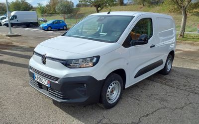 une camionnette blanche garée sur le bord de la route
