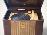 un tourne-disque à l'ancienne posé dans une caisse en bois