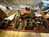 de nombreux outils dans une boîte rouge posée sur une table
